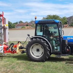 Towed vine trimming Kirogn on New Holland